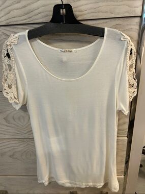 Cream Short Sleeve Scoop Neck Tee with Crochet Sleeve